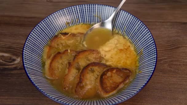 Класичний Французький Цибулевий Суп Запечений Сирними Грінками Посипаний Свіжим Чебрецем — стокове відео
