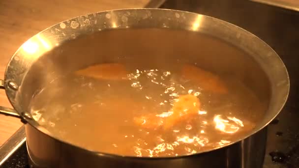 用剪刀把面团切碎 用开水煮熟 高质量的4K片断 — 图库视频影像