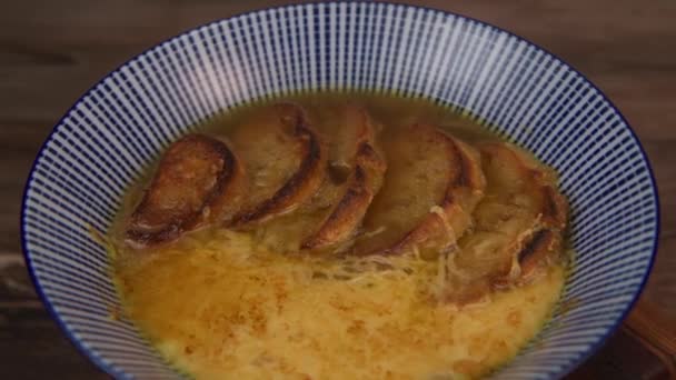 Sopa Cebola Francesa Clássica Assada Com Croutons Queijo Polvilhado Com — Vídeo de Stock