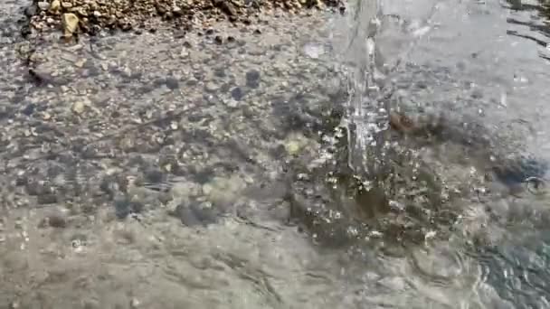 扔到水里的鹅卵石的缓慢运动 高质量的4K镜头 — 图库视频影像