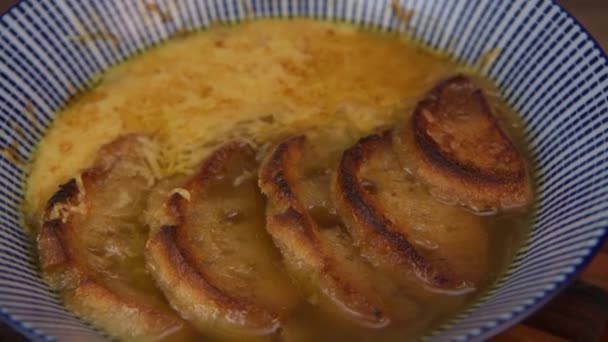 经典的法式洋葱汤 用乳酪烤成 配上新鲜百里香 高质量的4K片断 — 图库视频影像