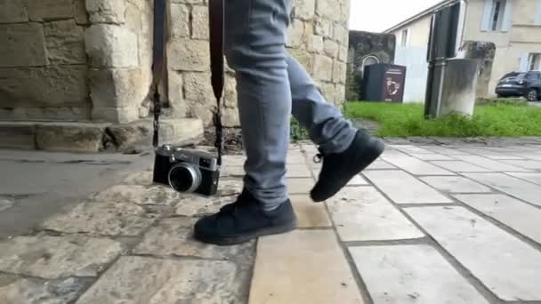 Närbild Människan Fötter Promenader Med Kamera Gatorna Slow Motion Hög — Stockvideo