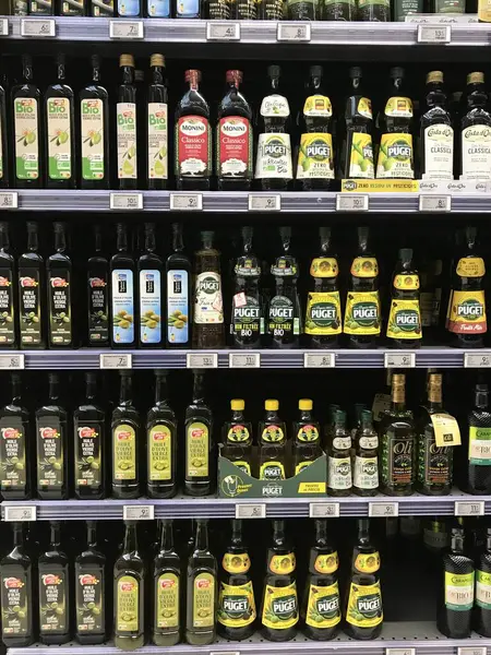 FRANCE, BORDEAUX, 2 Şubat 2024: Süpermarkette satılmak üzere büyük bir bakir zeytinyağı şişesinin rafı. Yüksek kalite fotoğraf