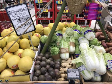 FRANCE, BORDEAUX, 2 Şubat 2024: Bir süpermarkette sebze reyonunda birçok sebze, yüksek kaliteli fotoğraf
