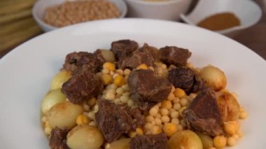Moughrabieh, Lübnan mutfağında çok sevilen bir yemektir: Beef ve küçük soğanlı, SEMOLINA PEARLS ve CHICKPEAS. Yüksek kaliteli video