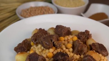 Moughrabieh, Lübnan mutfağında çok sevilen bir yemektir: Beef ve küçük soğanlı, SEMOLINA PEARLS ve CHICKPEAS. Yüksek kaliteli video