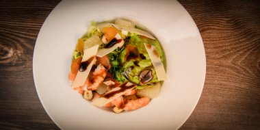 BOTTARGA AVOCADO ÇİN ÇİN GREVİSİ, SUCRINE SALAD, PARMESAN, HAZELNUT, BALSAMİK VINAIGRETTE 'NİN MÜZİK SALİLAHI Yüksek kalite fotoğraf