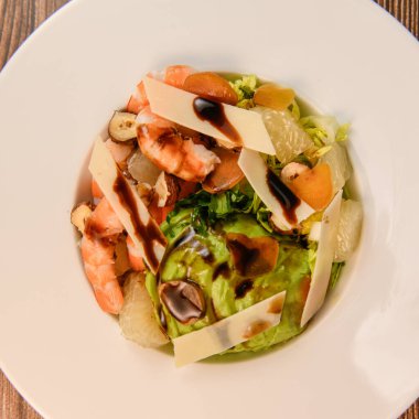 BOTTARGA AVOCADO ÇİN ÇİN GREVİSİ, SUCRINE SALAD, PARMESAN, HAZELNUT, BALSAMİK VINAIGRETTE 'NİN MÜZİK SALİLAHI Yüksek kalite fotoğraf