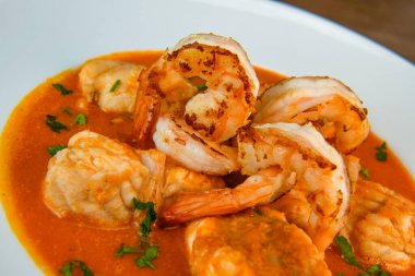 Armorik tarzı maymun balığı kuyruğu, karides, konyaklı alev arıları, yüksek kaliteli fotoğraf.