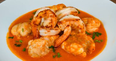 Armorik tarzı maymun balığı kuyruğu, karides, konyaklı alev arıları, yüksek kaliteli fotoğraf.