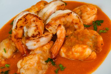 Armorik tarzı maymun balığı kuyruğu, karides, konyaklı alev arıları, yüksek kaliteli fotoğraf.