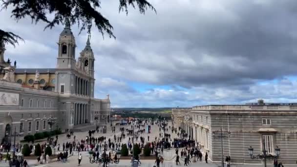 マドリード スペイン 2024 マドリードの王宮と大聖堂サンタ マリア アルデン スペイン 高品質のビデオ — ストック動画