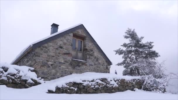 Pesanti Nevicate Sui Tetti Della Piccola Casa Pirenei Case Innevate — Video Stock