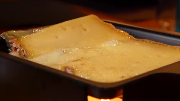 Raclette Queijo Vela Deslize Para Fora Panela Raclette Terminada Com — Vídeo de Stock