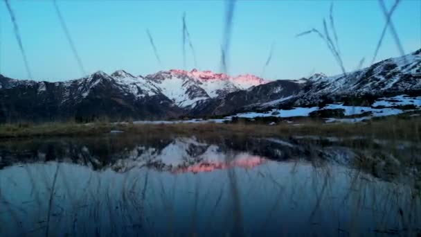 Tramonto Sulle Montagne Dei Pirenei Con Riflesso Delle Cime Nell — Video Stock