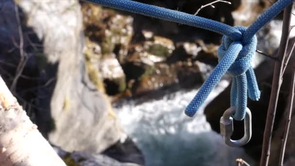 Wspinaczka Zjeżdżalnie Linowe Karabińczyk Górski Potok Tle Ubezpieczenie Wspinaczy Zbliżenie — Wideo stockowe
