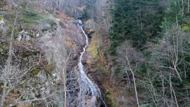 Luftaufnahme Über Den Wunderschönen Wasserfall Den Pyrenäen Frankreich Hochwertiges Filmmaterial — Stockvideo