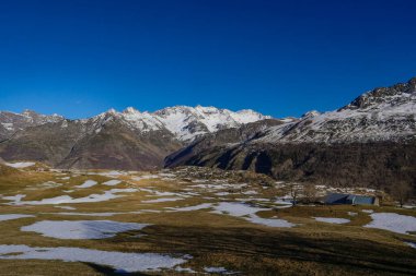 Gavarnie yakınlarındaki Pirenes dağlarının üzerinde gün batımı, yüksek kalite 4K görüntü.