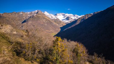 Gavarnie yakınlarındaki Pirenes dağlarının üzerinde gün batımı, yüksek kalite 4K görüntü.