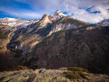Gavarnie yakınlarındaki Pirenes dağlarının üzerinde gün batımı, yüksek kalite 4K görüntü.