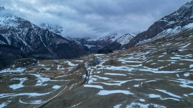 Gavarnie yakınlarındaki Pirenes dağlarının üzerinde gün batımı, yüksek kalite 4K görüntü.