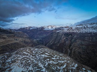 Gavarnie yakınlarındaki Pirenes dağlarının üzerinde gün batımı, yüksek kalite 4K görüntü.