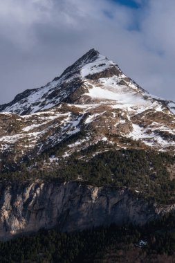 Gavarnie yakınlarındaki Pirenes dağlarının üzerinde gün batımı, yüksek kaliteli fotoğraf