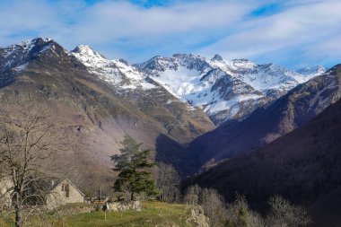 Gavarnie yakınlarındaki Pirenes dağlarının üzerinde gün batımı, yüksek kaliteli fotoğraf
