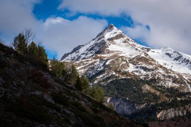 Gavarnie yakınlarındaki Pirenes dağlarının üzerinde gün batımı, yüksek kaliteli fotoğraf