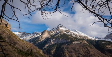 Gavarnie yakınlarındaki Pirenes dağlarının üzerinde gün batımı, yüksek kaliteli fotoğraf
