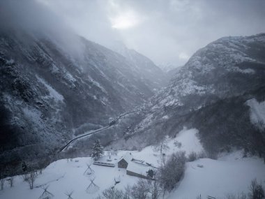 Dağ ormanlarında karlı hava. Soğuk hava, yüksek kalite fotoğraf.