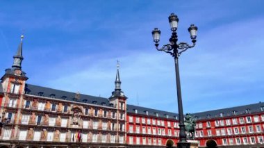MADRID, İSPAN 08 MARCH 2016: Madrid Plaza Mayor, Madrid 'in merkezinde büyük bir turizm merkezi. Madrid 'deki ünlü Plaza Mayor' u ziyaret eden bir turist. Yüksek kalite 4k görüntü