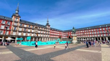 MADRID, İSPAN 08 MARCH 2016: Madrid Plaza Mayor, Madrid 'in merkezinde büyük bir turizm merkezi. Madrid 'deki ünlü Plaza Mayor' u ziyaret eden bir turist. Yüksek kalite 4k görüntü