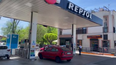 Madrid İspanya, 10 Nisan 2024, Madrid, İspanya 'da bir Repsol servis istasyonunun görüntüsü, yüksek kaliteli 4K görüntü