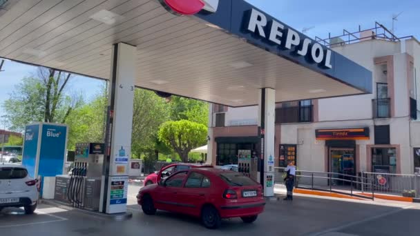 Madrid Spanje April 2024 Uitzicht Een Repsol Tankstation Madrid Spanje Rechtenvrije Stockvideo