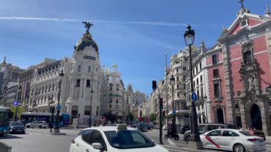 Madrid, İspanya - 12 Ekim: Madrid, İspanya, Nisan, 10, 2024, Madrid şehir merkezi ve Metropolis Gran Via caddesindeki tarihi binaları gösteren ünlü kavşak, yüksek kalite 4k görüntü