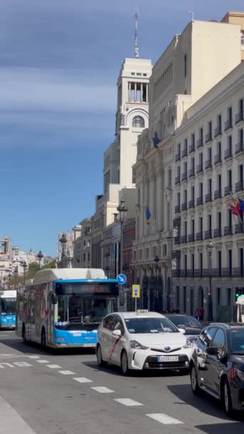 Madryt Hiszpania Kwiecień 2024 Autobus Ruch Centrum Madrytu Pobliżu Budynku — Wideo stockowe