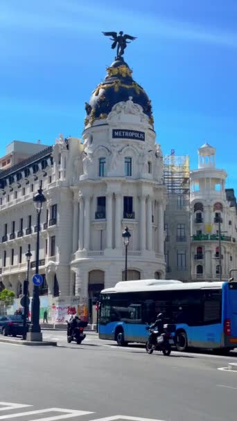 マドリード スペイン 10月12日 マドリード スペイン 4月10日 2024年 マドリード市内中心部とメトロポリスビル グランビア通りの歴史的建造物 高品質の4K映像を示す有名な交差点 ロイヤリティフリーのストック動画