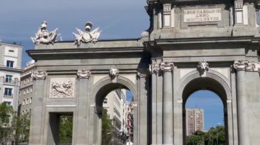 İspanya, Madrid, Puerta de Alaca Plaza de la Independencia 'da, yüksek kaliteli 4K görüntü