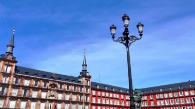 MADRID, İSPAN 08 MARCH 2016: Madrid Plaza Mayor, Madrid 'in merkezinde büyük bir turizm merkezi. Madrid 'deki ünlü Plaza Mayor' u ziyaret eden bir turist. Yüksek kalite 4k görüntü