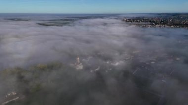 Bordeaux üzüm bağının ilkbaharda sis altındaki hava manzarası, Loupiac, Gironde, Fransa. Yüksek kalite 4k görüntü