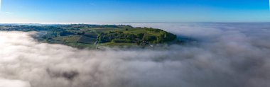Bordeaux üzüm bağının sisli havadan görünüşü, Sainte-Croix-du-Mont, Gironde, Fransa. Yüksek kalite fotoğraf