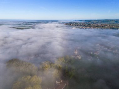 Bordeaux üzüm bağının hava manzarası. Sis altında, Loupiac, Gironde, Fransa. Yüksek kalite fotoğraf