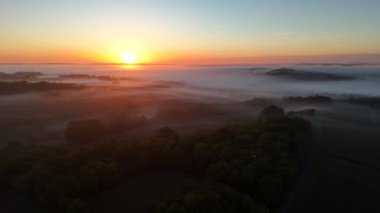 Baharda Bordeaux üzüm bağının sisli havadan görünüşü, Sainte Croix du Mont, Gironde, Fransa. Yüksek kalite 4k görüntü