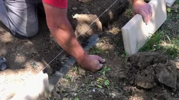 Kenarları Sabitlemek Toprak Nemli Betona Sınır Kaldırım Taşları Koymayı Sağlar — Stok video