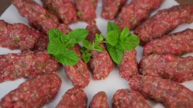 Lezbiyen kebap, çivi, çiğ arı, naneli, nane, soğan, buğday, yedi baharat, kırmızı biber, kırmızı biber. Yüksek kaliteli VIDEO