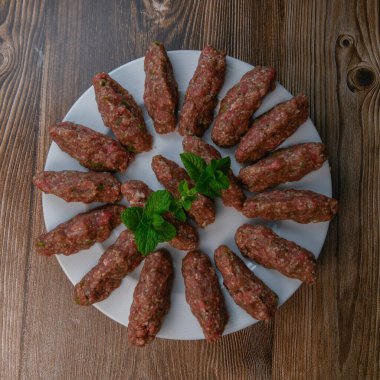 Lezbiyen kebap, çivi, çiğ arı, naneli, nane, soğan, buğday, yedi baharat, kırmızı biber, kırmızı biber. Yüksek kalite fotoğraf