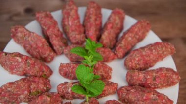 Lezbiyen kebap, çivi, çiğ arı, naneli, nane, soğan, buğday, yedi baharat, kırmızı biber, kırmızı biber. Yüksek kaliteli VIDEO