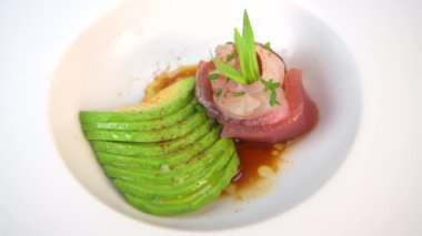 BALIK CEVIChe RECİPE, SEA BREAM VE TUNA, AVOCADO, ÇOCİLİ, ÇOCİVLER, LEMON, OLIVE OIL, BLUE POPPY SEEDS, SALT, yüksek kaliteli VIDEO