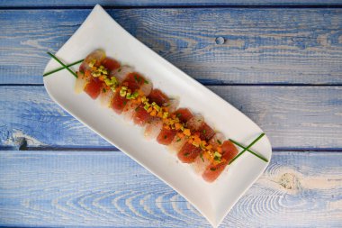 BALIK CEVIChe RECİPE, SEA BREAM VE TUNA, AVOCADO, ÇOCUKLAR, ÇOCUVLAR, LEMON, OLIVE OYL, BLUE POPPY SEDS, SALT, yüksek kaliteli fotoğraf